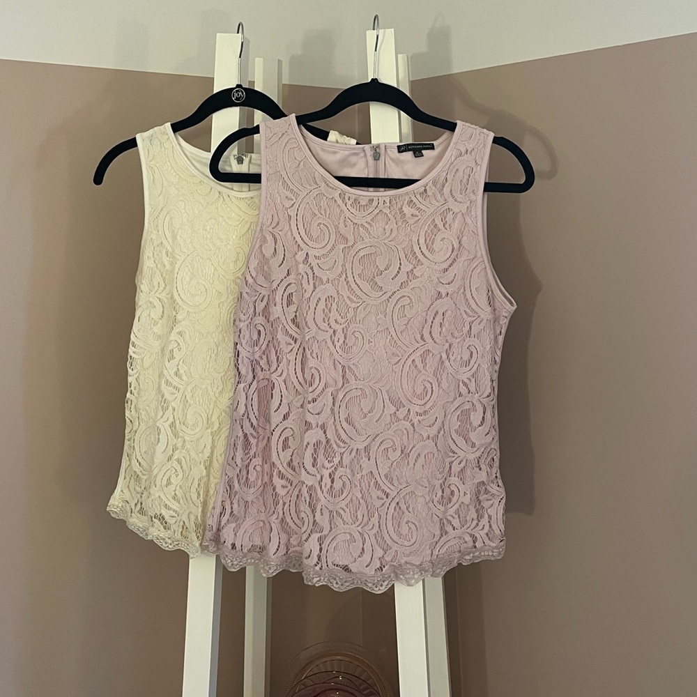 Set of 2 lace tank tops